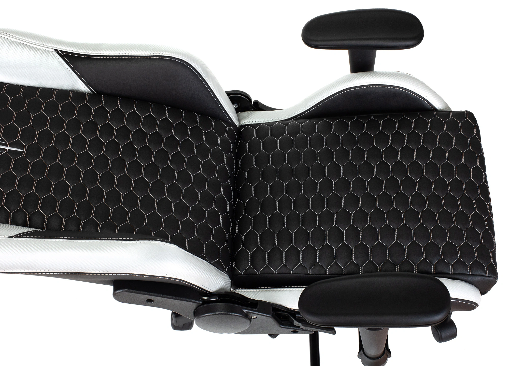 Кресло игровое Knight Neon, обивка: экокожа, цвет: черный/серебряный, рисунок соты (KNIGHT NEON SILVER) от магазина Buro.store